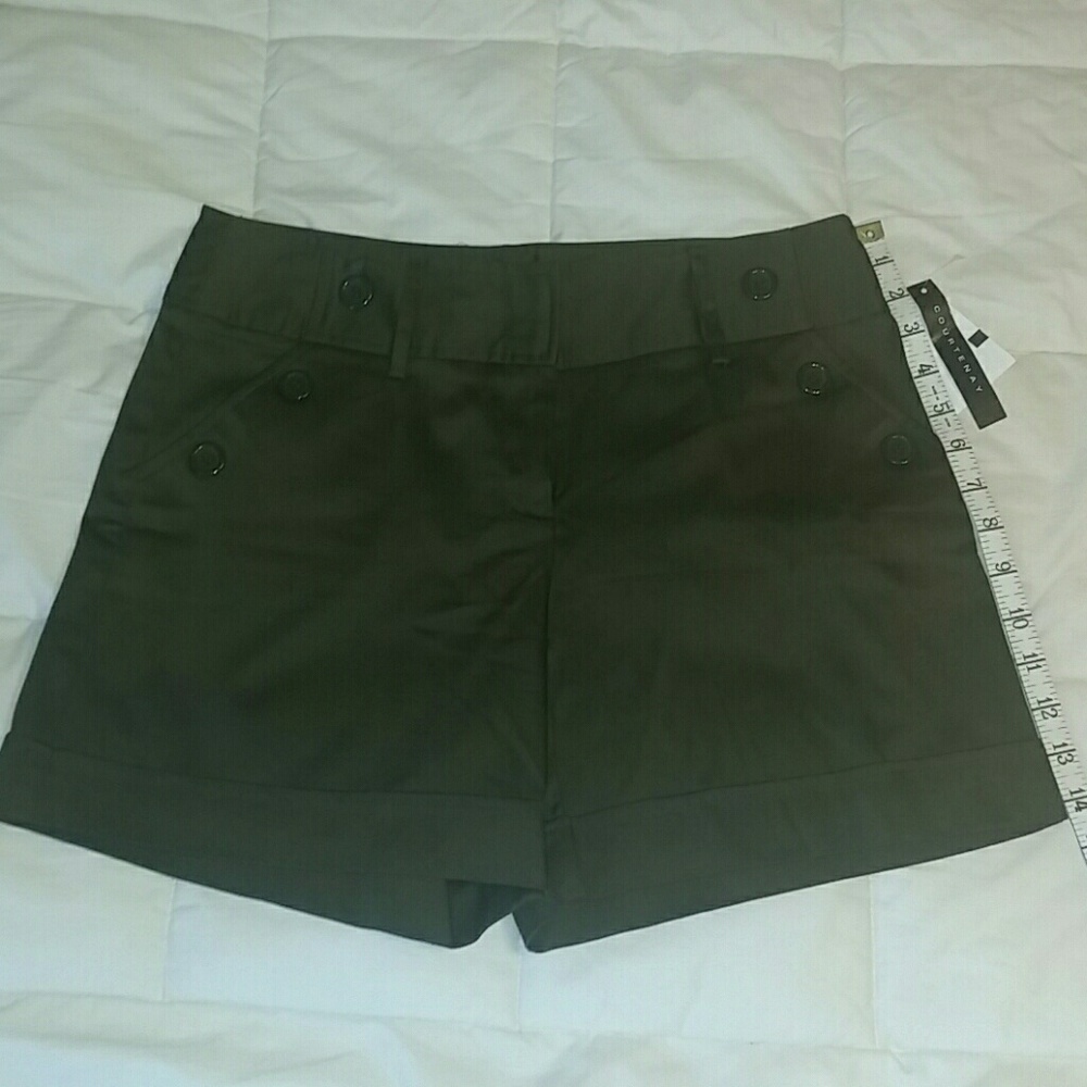 Super cute olive polished cotton shorts